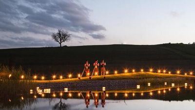 Beim Seefest in Haubers Naturresort/Allgäu musizieren die Alphornbläser bei Dämmerung am hoteleigenen Naturbadesee