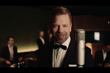 Deutschlands angesagtester Big-Band- Entertainer Tom Gaebel mit seinem Orchester auf die Bühne des Max-Littmann- Saals