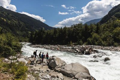 Der 2020 eröffnete Iseltrail verläuft entlang des längsten frei fließenden Gletscherflusses der Alpen. Die 74 Kilometer lange Osttiroler Weitwanderung kann in fünf Etappen absolviert werden