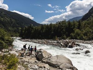 Der 2020 eröffnete Iseltrail verläuft entlang des längsten frei fließenden Gletscherflusses der Alpen. Die 74 Kilometer lange Osttiroler Weitwanderung kann in fünf Etappen absolviert werden Der 2020 eröffnete Iseltrail verläuft entlang des längsten frei fließenden Gletscherflusses der Alpen. Die 74 Kilometer lange Osttiroler Weitwanderung kann in fünf Etappen absolviert werden