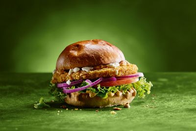 Der Burger „Glücksgriff“ von Hans im Glück kommt mit einer veganen Hähnchen-Alternative im Knuspermantel und pflanzlicher Mayo 