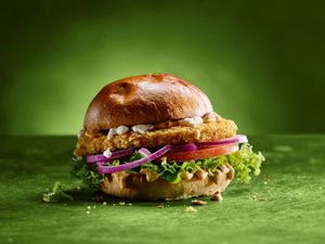 Der Burger „Glücksgriff“ von Hans im Glück kommt mit einer veganen Hähnchen-Alternative im Knuspermantel und pflanzlicher Mayo Der Burger „Glücksgriff“ von Hans im Glück kommt mit einer veganen Hähnchen-Alternative im Knuspermantel und pflanzlicher Mayo