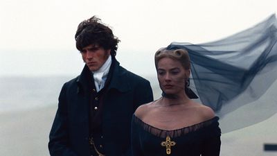 Eine Romanze zwischen Eros und Tanathos: Heathcliffs (Jakob Elordi) und Catherine (Margot Robbie)