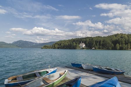 Die Halbinsel Zwergern liegt idyllisch im türkisfarbenen Walchensee