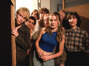 Joachim (Bruno Alexander) mit seinen Mitschülern der Schauspielschule in München