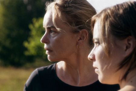Isabell (Nina Hoss) hat die alleinerziehende Anja (Saskia Rosendahl) kennengelernt