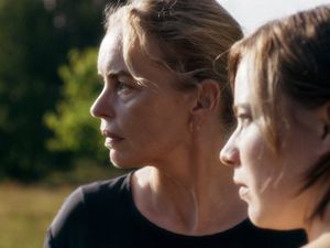 Isabell (Nina Hoss) hat die alleinerziehende Anja (Saskia Rosendahl) kennengelernt
