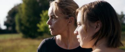 Isabell (Nina Hoss) hat die alleinerziehende Anja (Saskia Rosendahl) kennengelernt