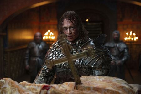Der transsylvanische Prinz Vlad II., Graf von Drācul (Caleb Landry Jones) wendet sich nach dem Verlust seiner geliebten Frau Elisabeta von der Kirche ab