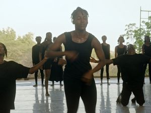 Die Tanzgruppe "École Des Sables" übt Die Tanzgruppe "École Des Sables" übt