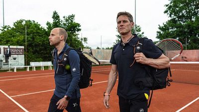 Erobern fremdes Terrain: Profi-Bergsteiger Stephan Siegrist und Jonas Schild auf dem Tennis-Court