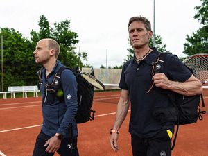 Erobern fremdes Terrain: Profi-Bergsteiger Stephan Siegrist und Jonas Schild auf dem Tennis-Court Erobern fremdes Terrain: Profi-Bergsteiger Stephan Siegrist und Jonas Schild auf dem Tennis-Court