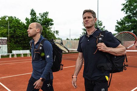Erobern fremdes Terrain: Profi-Bergsteiger Stephan Siegrist und Jonas Schild auf dem Tennis-Court