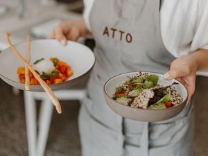 Ausschließlich à la minute verlassen Speisen die Küche des Atto – Suites & Cuisine in den Südtiroler Dolomiten, um Lebensmittelverschwendung zu vermeiden Ausschließlich à la minute verlassen Speisen die Küche des Atto – Suites & Cuisine in den Südtiroler Dolomiten, um Lebensmittelverschwendung zu vermeiden