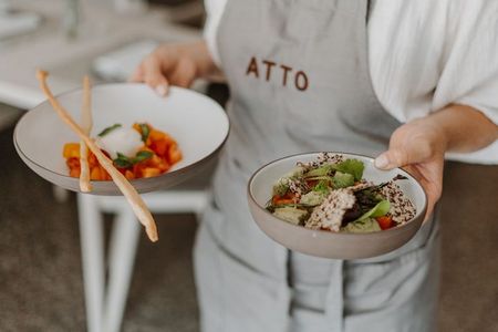 Ausschließlich à la minute verlassen Speisen die Küche des Atto – Suites & Cuisine in den Südtiroler Dolomiten, um Lebensmittelverschwendung zu vermeiden