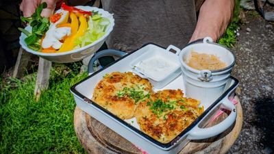 Hüttenkulinarik wie Kaspressknödel mit (Kraut)Salat sind beim Lechtaler Bergherbst nicht wegzudenken