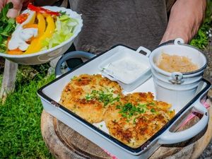 Hüttenkulinarik wie Kaspressknödel mit (Kraut)Salat sind beim Lechtaler Bergherbst nicht wegzudenken Hüttenkulinarik wie Kaspressknödel mit (Kraut)Salat sind beim Lechtaler Bergherbst nicht wegzudenken
