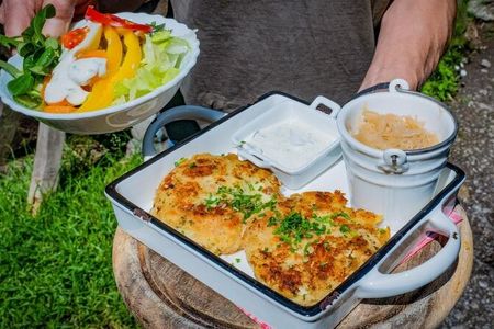 Hüttenkulinarik wie Kaspressknödel mit (Kraut)Salat sind beim Lechtaler Bergherbst nicht wegzudenken