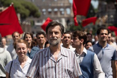 Giovanni (Nanni Moretti) marschiert mit vielen anderen in eine verheißungsvolle Zukunft
