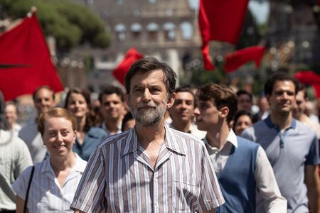 Giovanni (Nanni Moretti) marschiert mit vielen anderen in eine verheißungsvolle Zukunft