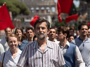 Giovanni (Nanni Moretti) marschiert mit vielen anderen in eine verheißungsvolle Zukunft Giovanni (Nanni Moretti) marschiert mit vielen anderen in eine verheißungsvolle Zukunft