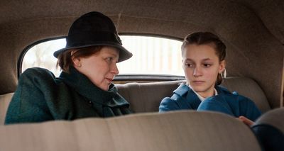 Frau Steinberg (Imogen Kogge), Sekretärin von Richter Lamy, und Karla (Elise Krieps) im Auto auf dem Weg zur Gerichtsverhandlung