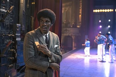 Michaels Vater Joe Jackson (Colman Domingo) sieht einem Auftritt sines Sohnes zu.