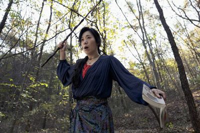 Lee Ara (Yeom Hye-ran), die Frau eines Konkurrenten, überrascht Man-su im Wald