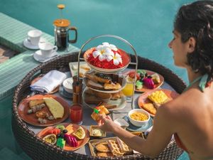 Im Noku Maldives, Vignette Collection genießen Gäste ihr Frühstück auf Wunsch schwimmend im eignen Pool Im Noku Maldives, Vignette Collection genießen Gäste ihr Frühstück auf Wunsch schwimmend im eignen Pool