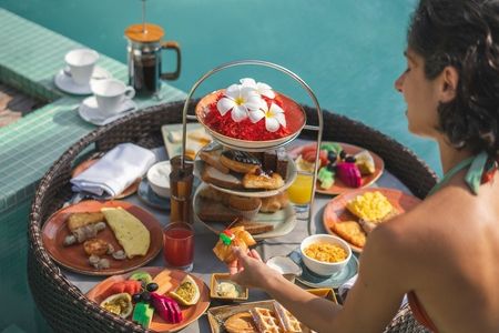 Im Noku Maldives, Vignette Collection genießen Gäste ihr Frühstück auf Wunsch schwimmend im eignen Pool
