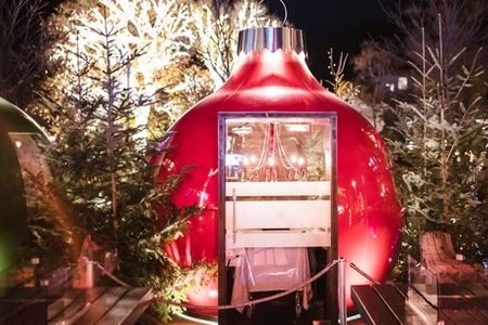 In den sechs beheizten Kugeln lunchen oder dinieren Feinschmecker unterm Kristalllüster feinste italienische Spezialitäten vom Küchenteam der Therme Meran 