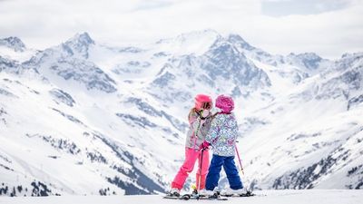 Man sagt, wer in St. Anton am Arlberg Skifahren gelernt hat, kann es mit jeder Piste aufnehmen – das sportliche Skigebiet ist bestens für die ersten Schwünge auf dem Weg zum Pistenprofi ausgelegt