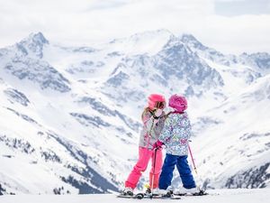Man sagt, wer in St. Anton am Arlberg Skifahren gelernt hat, kann es mit jeder Piste aufnehmen – das sportliche Skigebiet ist bestens für die ersten Schwünge auf dem Weg zum Pistenprofi ausgelegt