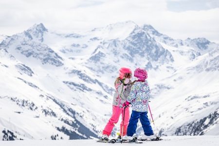 Man sagt, wer in St. Anton am Arlberg Skifahren gelernt hat, kann es mit jeder Piste aufnehmen – das sportliche Skigebiet ist bestens für die ersten Schwünge auf dem Weg zum Pistenprofi ausgelegt