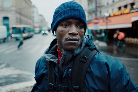 Souleyman (Abou Sangaré) stammt aus Guinea und versucht in Frankreich einen Asylantrag zu stellen