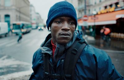 Souleyman (Abou Sangaré) stammt aus Guinea und versucht in Frankreich einen Asylantrag zu stellen