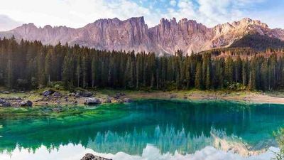 Ein Ausflugsziel für Gäste des Maria Adventure Family Hotels in den Südtiroler Dolomiten ist der Karer See, um den sich eine wundersame Sage rankt