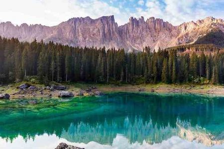 Ein Ausflugsziel für Gäste des Maria Adventure Family Hotels in den Südtiroler Dolomiten ist der Karer See, um den sich eine wundersame Sage rankt