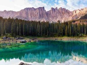 Ein Ausflugsziel für Gäste des Maria Adventure Family Hotels in den Südtiroler Dolomiten ist der Karer See, um den sich eine wundersame Sage rankt Ein Ausflugsziel für Gäste des Maria Adventure Family Hotels in den Südtiroler Dolomiten ist der Karer See, um den sich eine wundersame Sage rankt