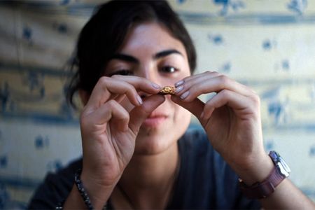 Carola (Katalina Sánchez) hat ein Gold-Nugget versteckt