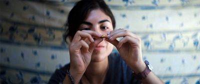 Carola (Katalina Sánchez) hat ein Gold-Nugget versteckt