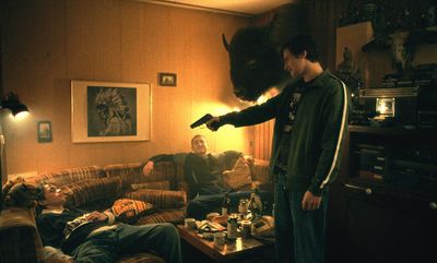 Mirko (Franz Pätzold) bedroht seinen Bruder Kai (Louis Hofmann) mit einer Waffe