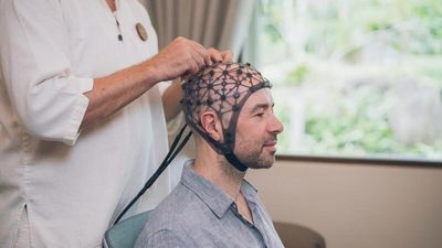 Bei der Neurofeedback-Therapie im Kamalaya Koh Samui/Thailand tragen Gäste eine mit Sensoren ausgestattete Kappe und nehmen an interaktiven Aktivitäten teil 