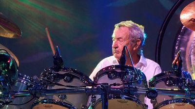 Nick Mason ist Mitbegründer und das einzige konstante Mitglied der Band, Pink Floyd das auf allen Alben und bei allen Live-Shows mitgewirkt hat