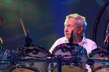 Nick Mason ist Mitbegründer und das einzige konstante Mitglied der Band, Pink Floyd das auf allen Alben und bei allen Live-Shows mitgewirkt hat
