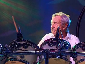 Nick Mason ist Mitbegründer und das einzige konstante Mitglied der Band, Pink Floyd das auf allen Alben und bei allen Live-Shows mitgewirkt hat Nick Mason ist Mitbegründer und das einzige konstante Mitglied der Band, Pink Floyd das auf allen Alben und bei allen Live-Shows mitgewirkt hat