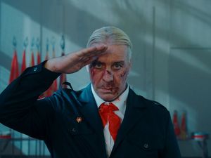 Der Rammstein-Sänger Till Lindemann zeigt den „Spiegel“ an