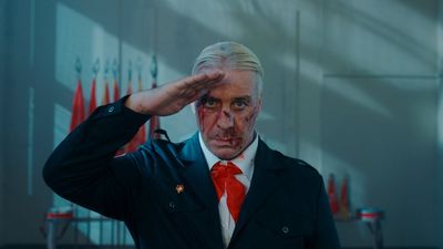 Der Rammstein-Sänger Till Lindemann zeigt den „Spiegel“ an
