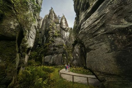 Das Böhmische Paradies und die Weckelsdorfer Felsenstadt im Nordosten Tschechiens bestehen aus riesigen Sandsteinformationen, geschaffen auf urzeitlichem Meeresgrund