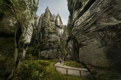 Das Böhmische Paradies und die Weckelsdorfer Felsenstadt im Nordosten Tschechiens bestehen aus riesigen Sandsteinformationen, geschaffen auf urzeitlichem Meeresgrund